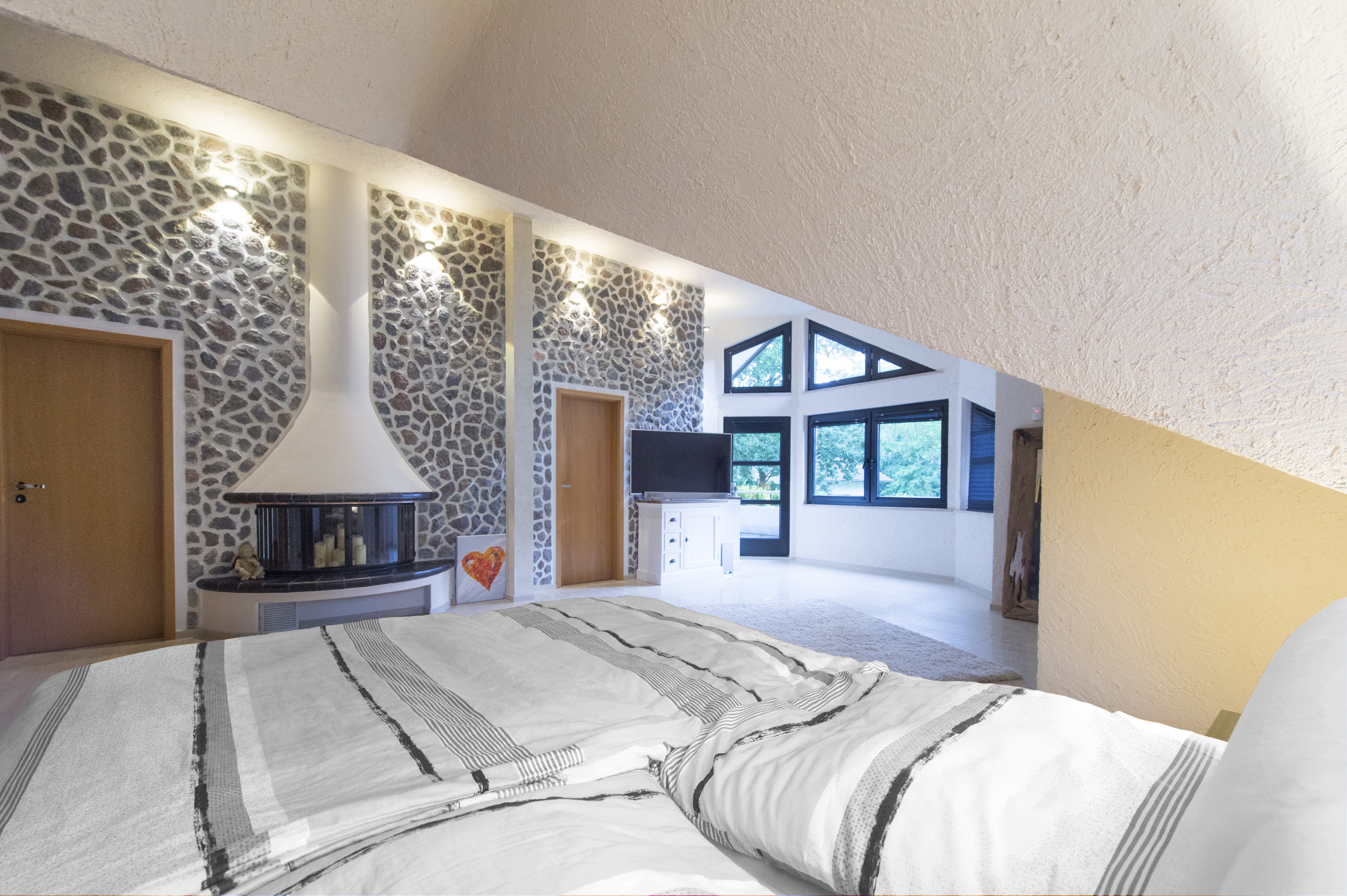 In diesem Schlafzimmer sorgen Farbe und Licht für ein optimales Wohlfühlerlebnis.